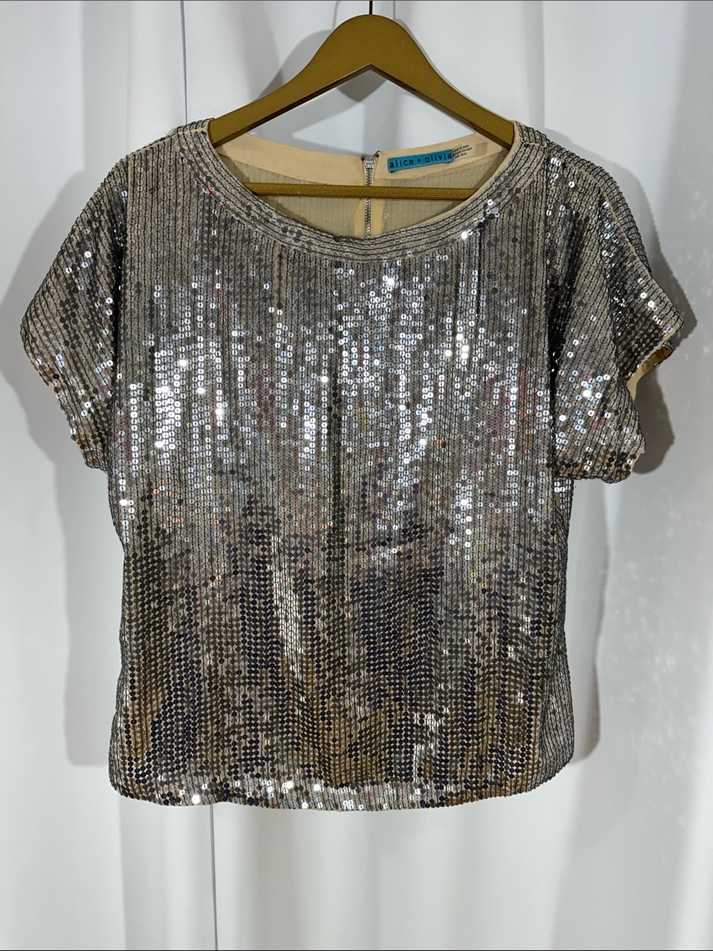 Alice + Olivia Silver Sequin Top Size M Zip Back Short Sleeve Party Holiday Glam